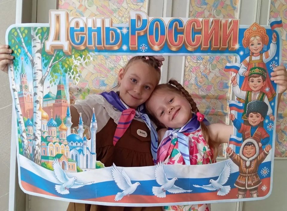 В рамках акции «Орлята — дошколятам» под руководством советника директора Елены Кулинко и классного руководителя Ирины Ященко совместно с движением «Орлята России» было организовано мероприятие, посвящённое Дню России В рамках акции «Орлята — дошколятам» под руководством советника директора Елены Кулинко и классного руководителя Ирины Ященко совместно с движением «Орлята России» было организовано мероприятие, посвящённое Дню России