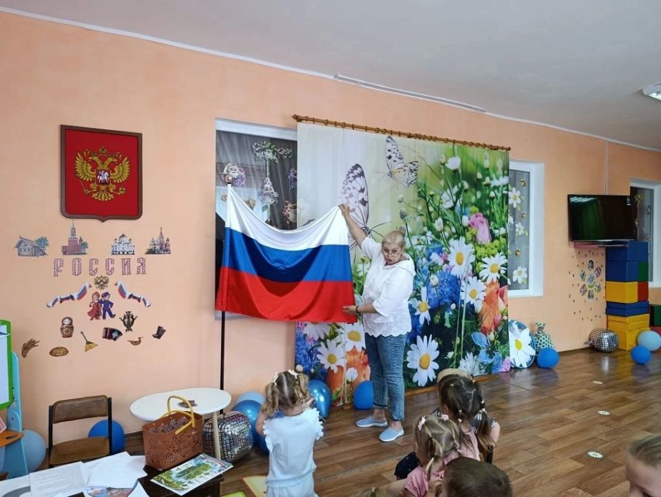 10 июня сотрудники Детского центра Чернухинского музея провели познавательно-игровую программу программу для детей посёлка, посвящённую Дню России 10 июня сотрудники Детского центра Чернухинского музея провели познавательно-игровую программу программу для детей посёлка, посвящённую Дню России