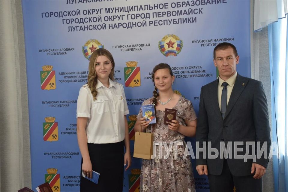 В преддверии Дня России в торжественной обстановке юные первомайцы получили первые паспорта В преддверии Дня России в торжественной обстановке юные первомайцы получили первые паспорта