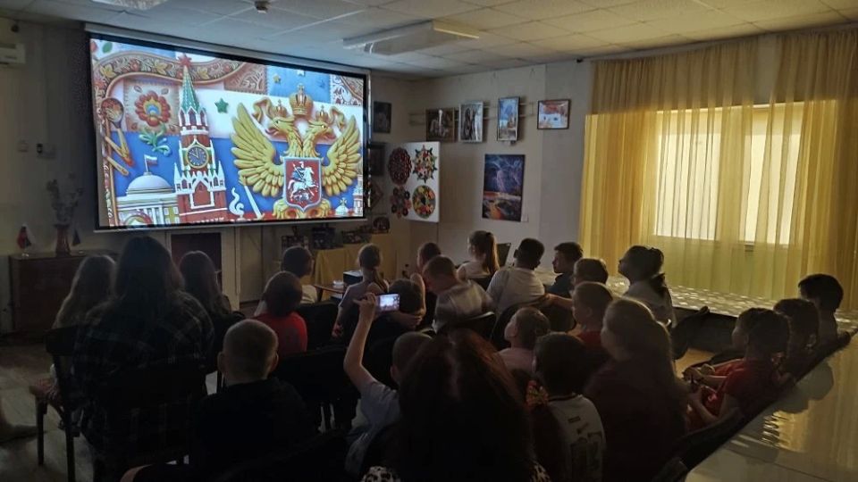 11 июня ко Дню России в Краснолучском краеведческом музее состоялся показ мультфильма о Российской Федерации для обучающихся ГБОУ ЛНР «КУВК №6 «СОЗВЕЗДИЕ»» 11 июня ко Дню России в Краснолучском краеведческом музее состоялся показ мультфильма о Российской Федерации для обучающихся ГБОУ ЛНР «КУВК №6 «СОЗВЕЗДИЕ»»