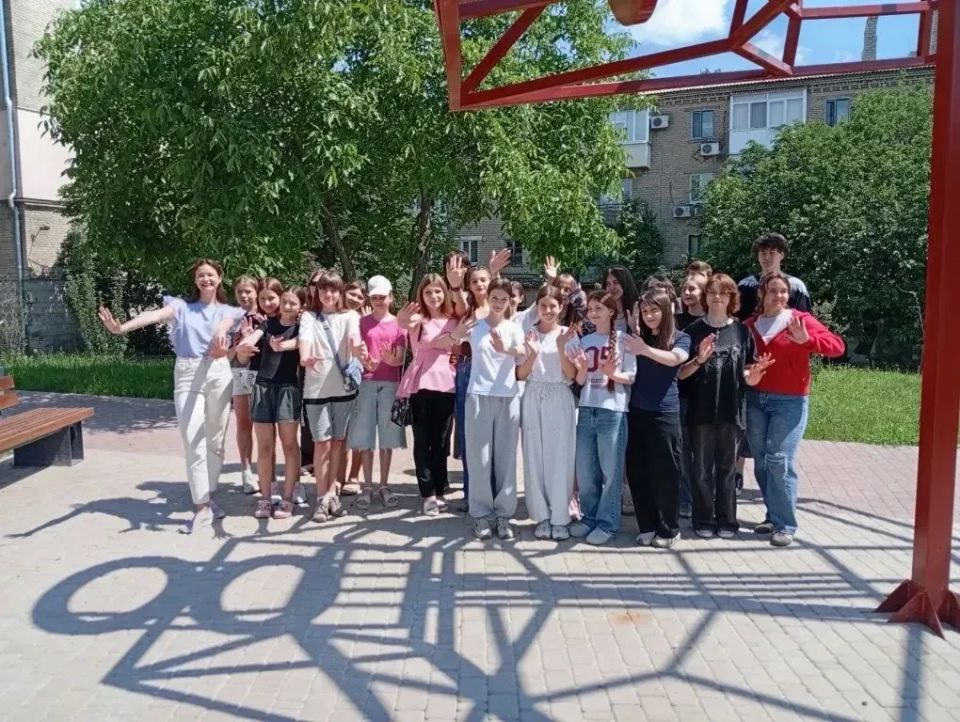 «Каштановая аллея» в Ровеньках зазвучала в унисон с сердцем России: молодёжный песенный батл накануне главного праздника «Каштановая аллея» в Ровеньках зазвучала в унисон с сердцем России: молодёжный песенный батл накануне главного праздника