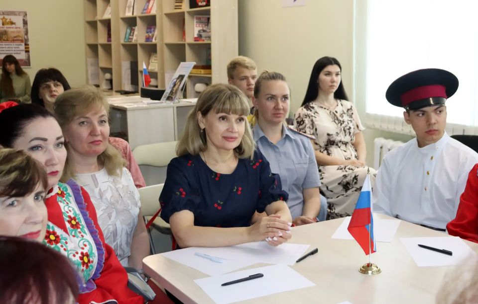 В преддверии Дня России модельная библиотека Антрацитовского округа присоединилась к онлайн-мероприятию, организованному Региональной общественной организацией «Дом гуманитариев «Чеховская осень» из Республики Крым В преддверии Дня России модельная библиотека Антрацитовского округа присоединилась к онлайн-мероприятию, организованному Региональной общественной организацией «Дом гуманитариев «Чеховская осень» из Республики Крым