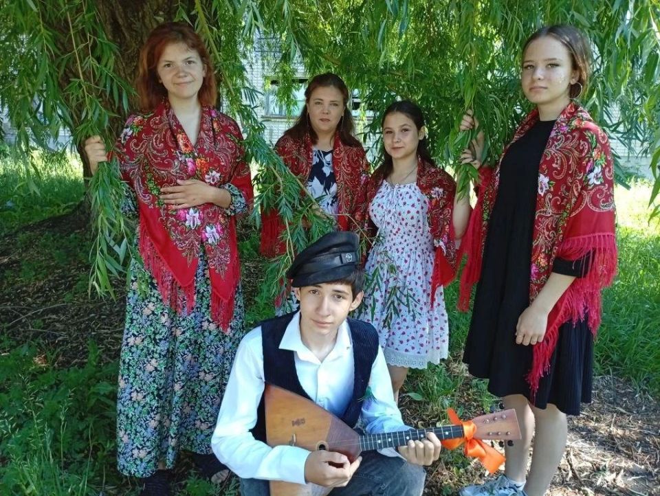 Мы — будущее России!. В преддверии Дня России Беловодское отделение колледжа преобразилось: флаги, улыбки Мы — будущее России!. В преддверии Дня России Беловодское отделение колледжа преобразилось: флаги, улыбки