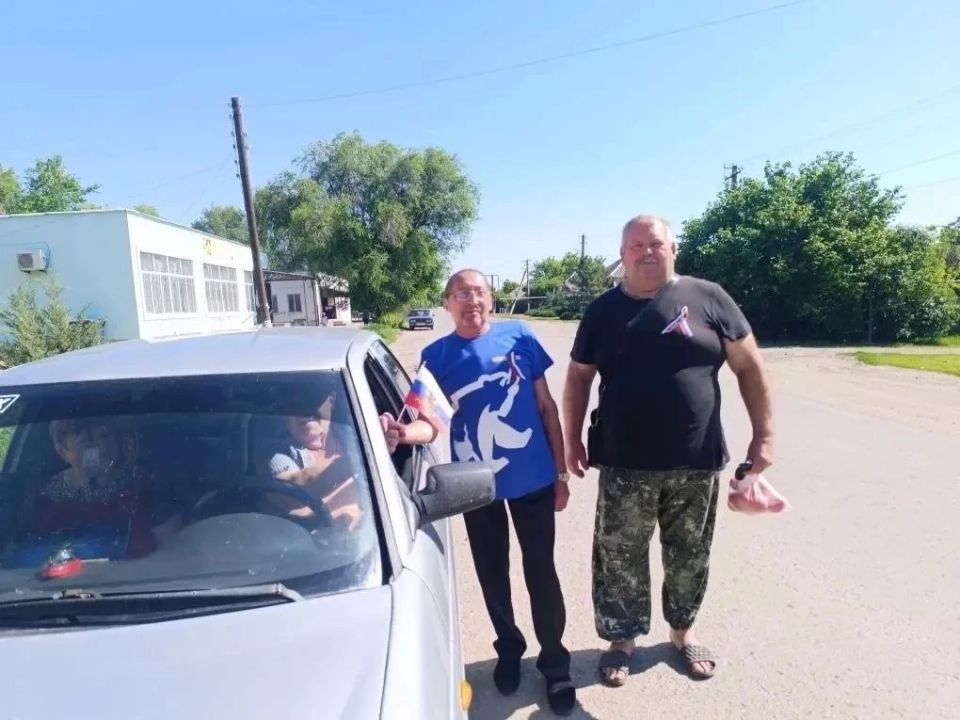 В преддверии празднования Дня России на территории Меловского муниципального округа прошла патриотическая акция: жителям раздавали ленточки в цветах государственного флага В преддверии празднования Дня России на территории Меловского муниципального округа прошла патриотическая акция: жителям раздавали ленточки в цветах государственного флага