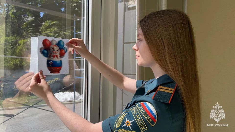 В преддверии Дня России молодёжный совет ГУ МЧС России по ЛНР присоединился к акции «Окна России» В преддверии Дня России молодёжный совет ГУ МЧС России по ЛНР присоединился к акции «Окна России»