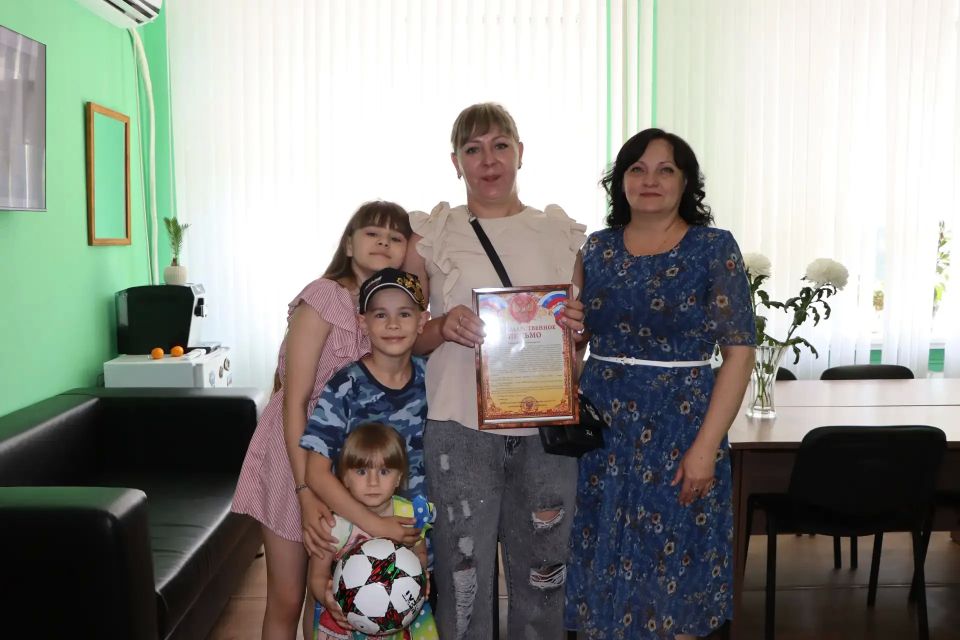 В Лутугинском муниципальном округе вручили благодарственное письмо супруге участника специальной военной операции В Лутугинском муниципальном округе вручили благодарственное письмо супруге участника специальной военной операции