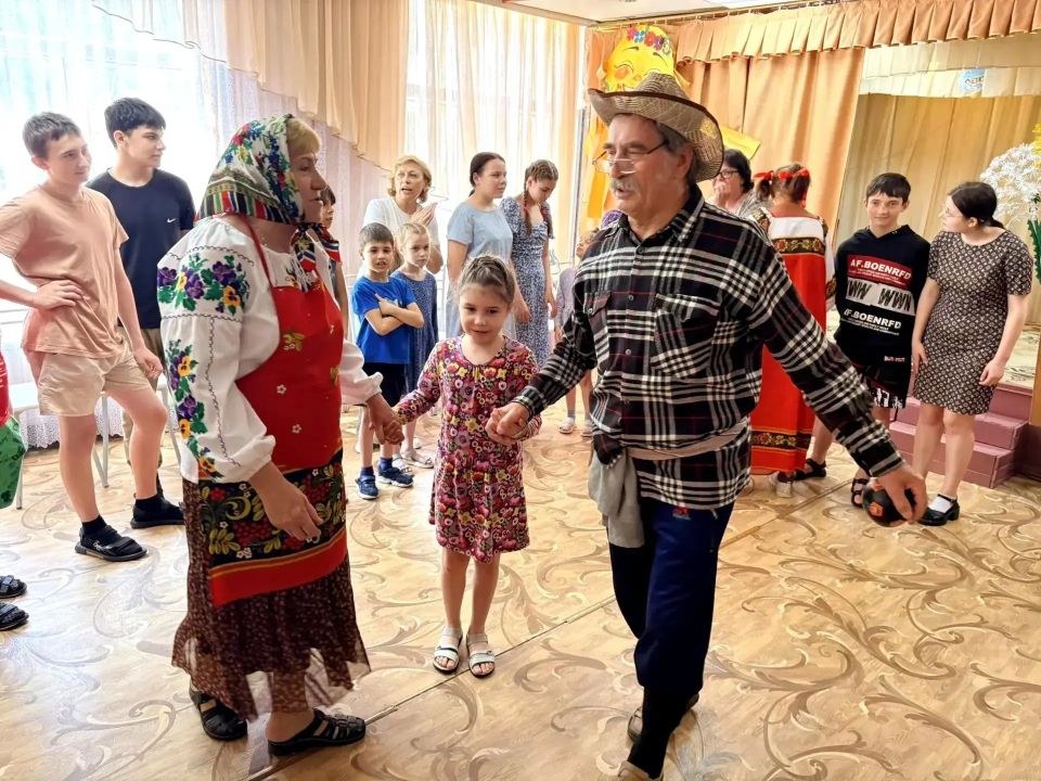 В Свердловске пенсионеры от 65 до 85 лет создали театр и сыграли детям спектакль В Свердловске пенсионеры от 65 до 85 лет создали театр и сыграли детям спектакль