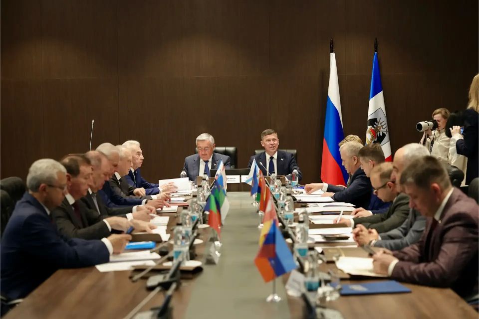 Александр Ермоленко принимает участие в работе конференции Парламентской ассоциации Северо-Запада России Александр Ермоленко принимает участие в работе конференции Парламентской ассоциации Северо-Запада России
