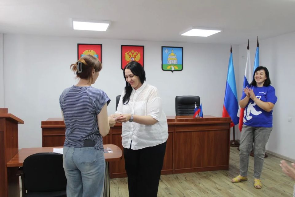 Сегодня в Новопсковском местном отделении партии состоялось торжественное вручение партийных билетов новым членам Сегодня в Новопсковском местном отделении партии состоялось торжественное вручение партийных билетов новым членам