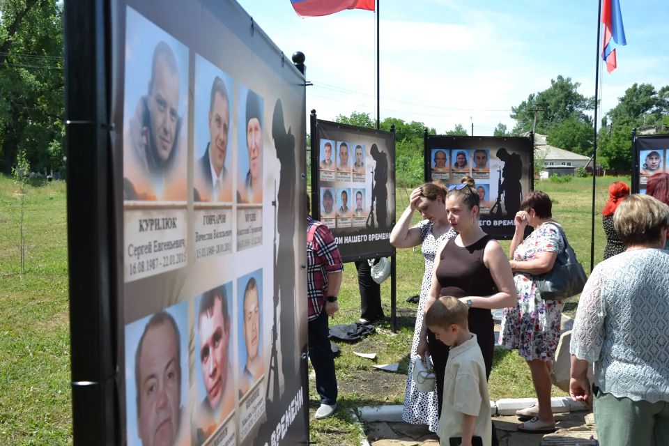 В пгт Фащевка на аллее «Памяти» прошло важное и трогательное событие – открытие мемориальных стендов под названием «Герои нашего времени» В пгт Фащевка на аллее «Памяти» прошло важное и трогательное событие – открытие мемориальных стендов под названием «Герои нашего времени»