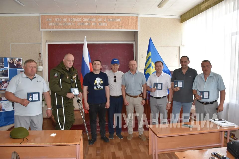 Участники СВО из Кировска получили памятные медали ЛДПР Участники СВО из Кировска получили памятные медали ЛДПР