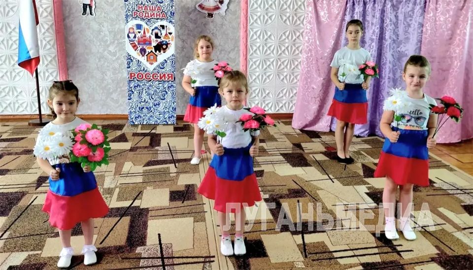 В дошкольных образовательных учреждениях Краснолучского округа прошли мероприятия, посвященные Дню России В дошкольных образовательных учреждениях Краснолучского округа прошли мероприятия, посвященные Дню России