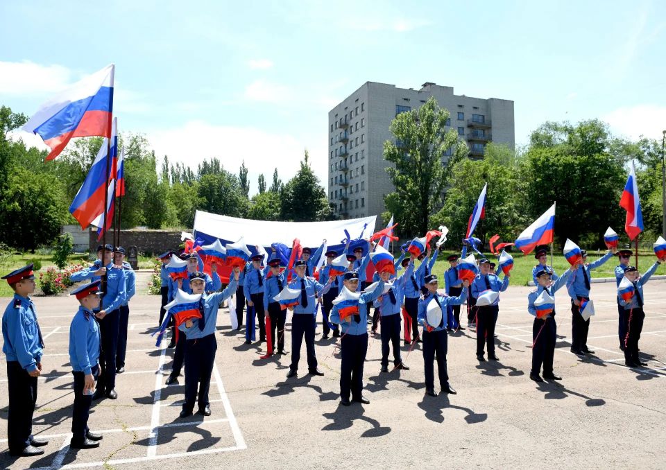 В Луганском казачьем кадетском корпусе состоялся флешмоб «Я люблю тебя - Россия!» В Луганском казачьем кадетском корпусе состоялся флешмоб «Я люблю тебя - Россия!»