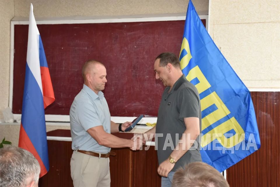 Участники СВО из Кировска получили памятные медали ЛДПР Участники СВО из Кировска получили памятные медали ЛДПР