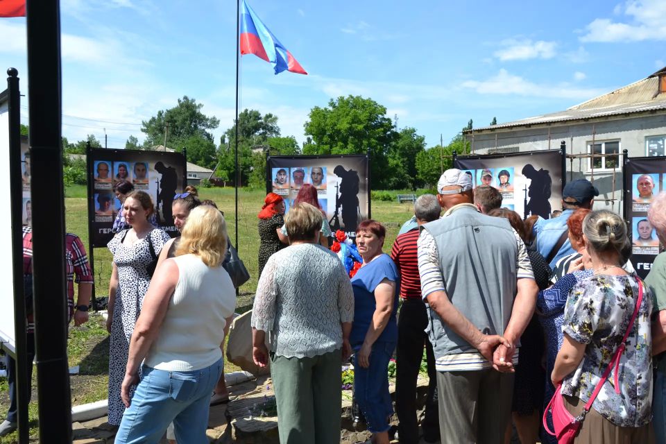 В пгт Фащевка на аллее «Памяти» прошло важное и трогательное событие – открытие мемориальных стендов под названием «Герои нашего времени» В пгт Фащевка на аллее «Памяти» прошло важное и трогательное событие – открытие мемориальных стендов под названием «Герои нашего времени»
