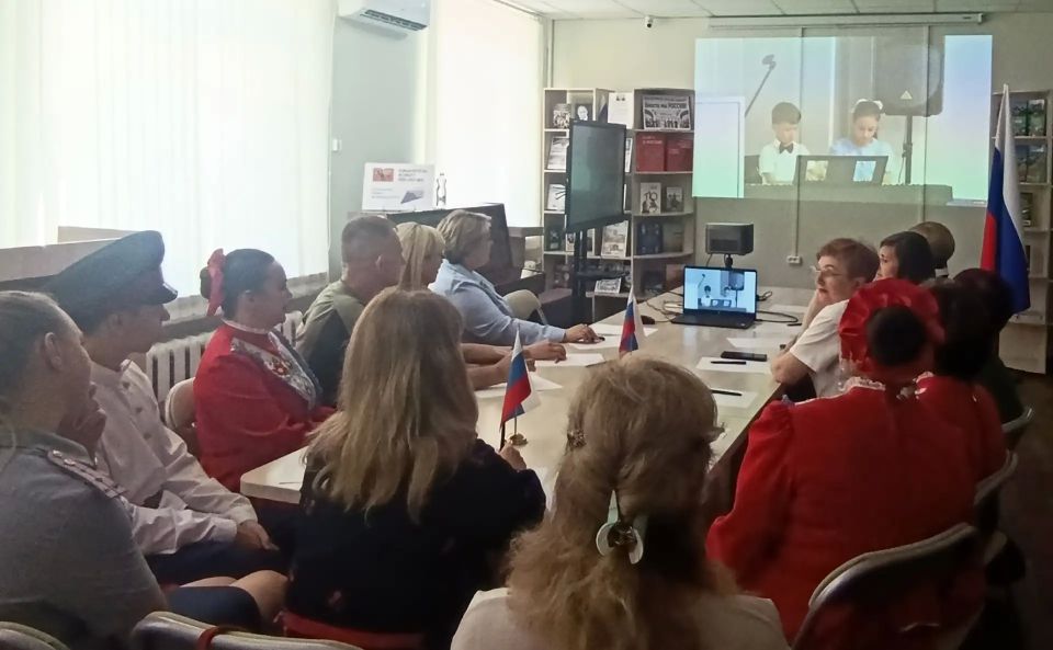 В преддверии Дня России модельная библиотека Антрацитовского округа присоединилась к онлайн-мероприятию, организованному Региональной общественной организацией «Дом гуманитариев «Чеховская осень» из Республики Крым В преддверии Дня России модельная библиотека Антрацитовского округа присоединилась к онлайн-мероприятию, организованному Региональной общественной организацией «Дом гуманитариев «Чеховская осень» из Республики Крым