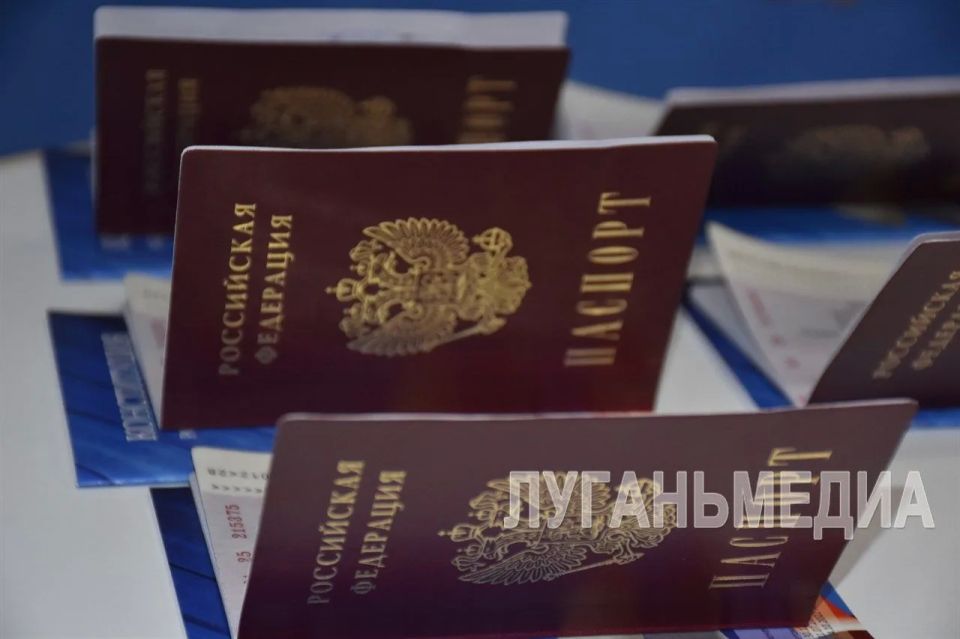 В преддверии Дня России в торжественной обстановке юные первомайцы получили первые паспорта В преддверии Дня России в торжественной обстановке юные первомайцы получили первые паспорта