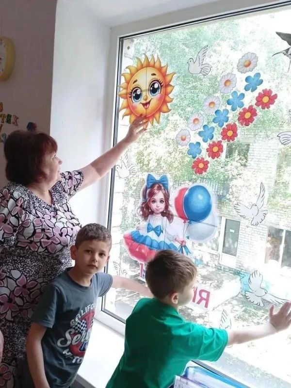 В преддверии Дня России образовательные учреждения Краснолучского городского округа присоединились к Всероссийской акции «Окна России» В преддверии Дня России образовательные учреждения Краснолучского городского округа присоединились к Всероссийской акции «Окна России»