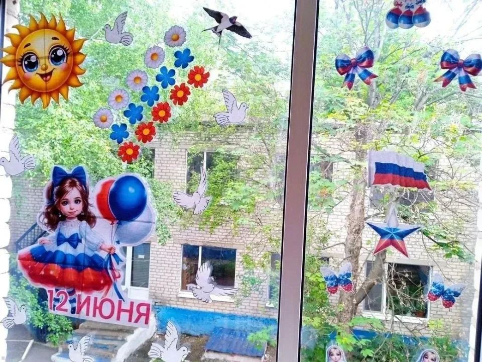 В преддверии Дня России образовательные учреждения Краснолучского городского округа присоединились к Всероссийской акции «Окна России» В преддверии Дня России образовательные учреждения Краснолучского городского округа присоединились к Всероссийской акции «Окна России»