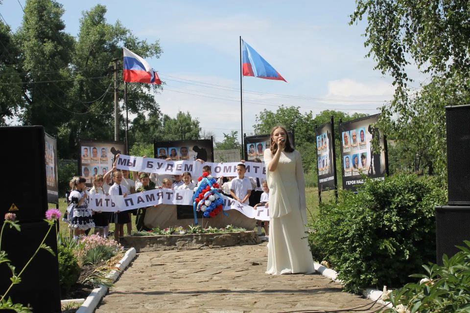 В пгт Фащевка на аллее «Памяти» прошло важное и трогательное событие – открытие мемориальных стендов под названием «Герои нашего времени» В пгт Фащевка на аллее «Памяти» прошло важное и трогательное событие – открытие мемориальных стендов под названием «Герои нашего времени»