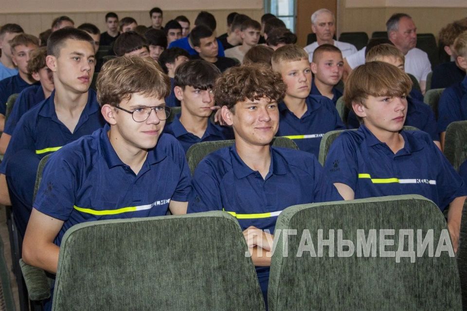 В преддверии празднования Дня России в Луганском государственном училище олимпийского резерва (ЛГУОР) состоялся просмотр фильма «Первый на Олимпе» В преддверии празднования Дня России в Луганском государственном училище олимпийского резерва (ЛГУОР) состоялся просмотр фильма «Первый на Олимпе»