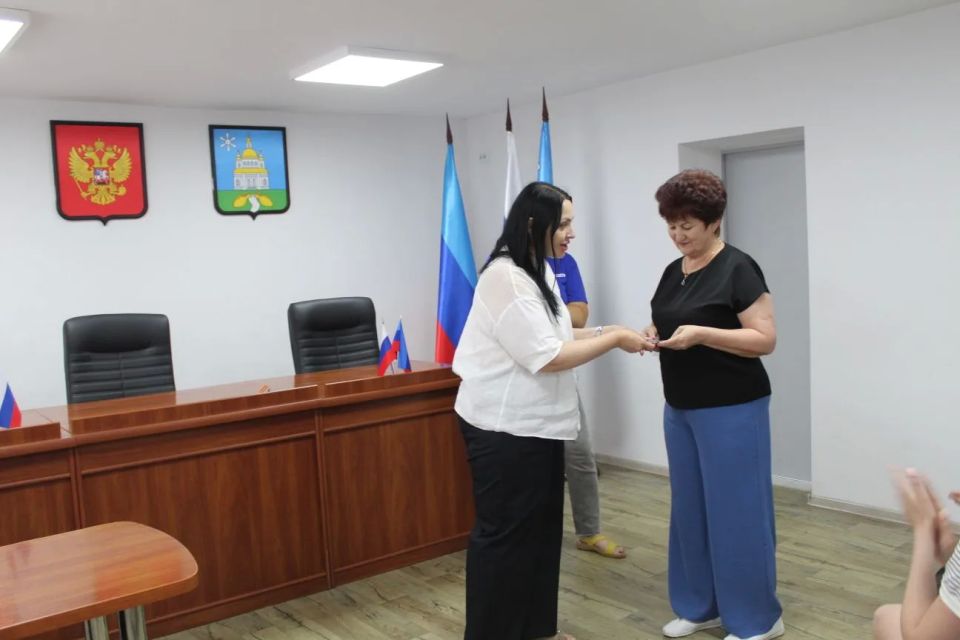 Сегодня в Новопсковском местном отделении партии состоялось торжественное вручение партийных билетов новым членам Сегодня в Новопсковском местном отделении партии состоялось торжественное вручение партийных билетов новым членам