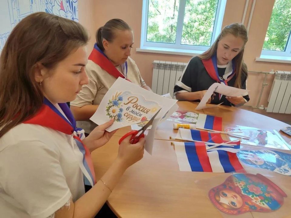 Мы — будущее России!. В преддверии Дня России Беловодское отделение колледжа преобразилось: флаги, улыбки Мы — будущее России!. В преддверии Дня России Беловодское отделение колледжа преобразилось: флаги, улыбки