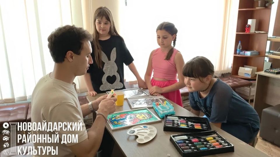 10 июня в Новоайдарском районном доме культуры для детей прошёл мастеркласс по изготовлению витража «Символы России» 10 июня в Новоайдарском районном доме культуры для детей прошёл мастеркласс по изготовлению витража «Символы России»
