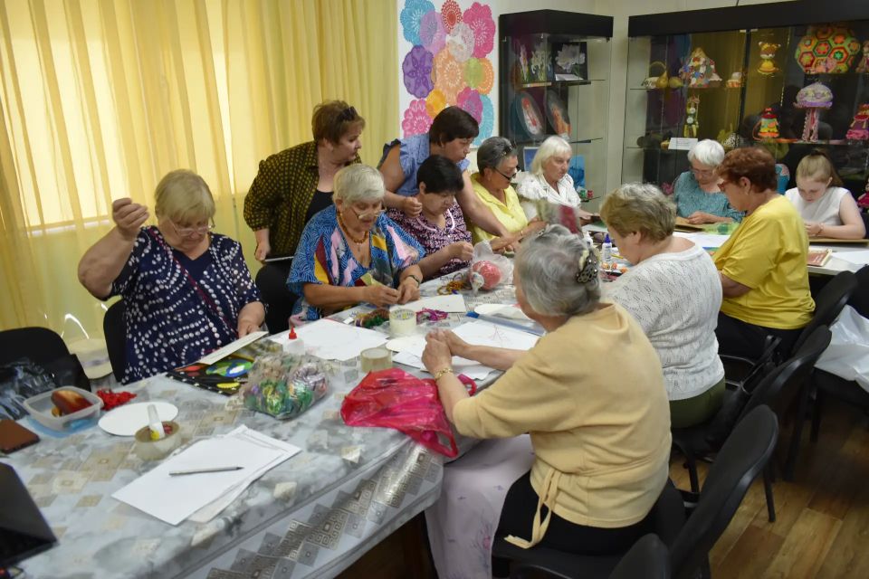11 июня 2026г., был проведен мастер-класс для слушателей Университета третьего возраста ГУ ЛНР «ККЦСОН» «Изонить» 11 июня 2026г., был проведен мастер-класс для слушателей Университета третьего возраста ГУ ЛНР «ККЦСОН» «Изонить»