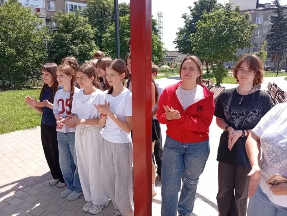 «Каштановая аллея» в Ровеньках зазвучала в унисон с сердцем России: молодёжный песенный батл накануне главного праздника «Каштановая аллея» в Ровеньках зазвучала в унисон с сердцем России: молодёжный песенный батл накануне главного праздника