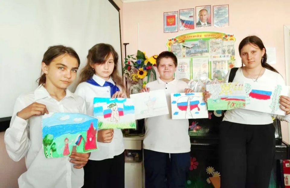 МОЯ ЛЮБИМАЯ РОССИЯ: КАЖДЫЙ РИСУНОК – ЭТО «СПАСИБО» РОДИНЕ! МОЯ ЛЮБИМАЯ РОССИЯ: КАЖДЫЙ РИСУНОК – ЭТО «СПАСИБО» РОДИНЕ!