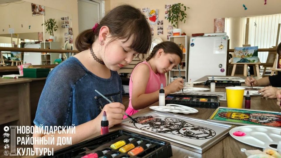 10 июня в Новоайдарском районном доме культуры для детей прошёл мастеркласс по изготовлению витража «Символы России» 10 июня в Новоайдарском районном доме культуры для детей прошёл мастеркласс по изготовлению витража «Символы России»