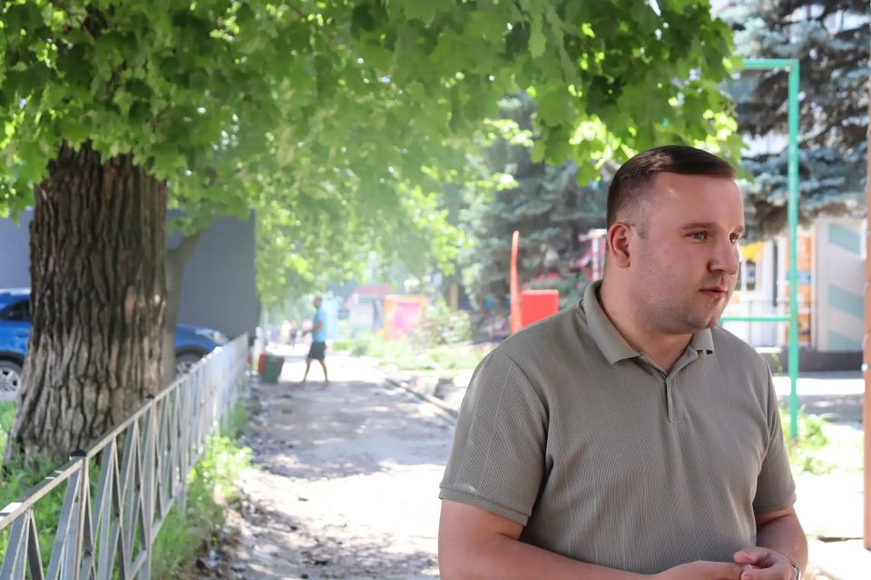 Помощник главы Администрации округа, исполнительный секретарь местного отделения партии «Единая Россия» Анастасия Малиновская совместно с заместителем начальника управления жилищнокоммунального хозяйства Администрации... Помощник главы Администрации округа, исполнительный секретарь местного отделения партии «Единая Россия» Анастасия Малиновская совместно с заместителем начальника управления жилищнокоммунального хозяйства Администрации...