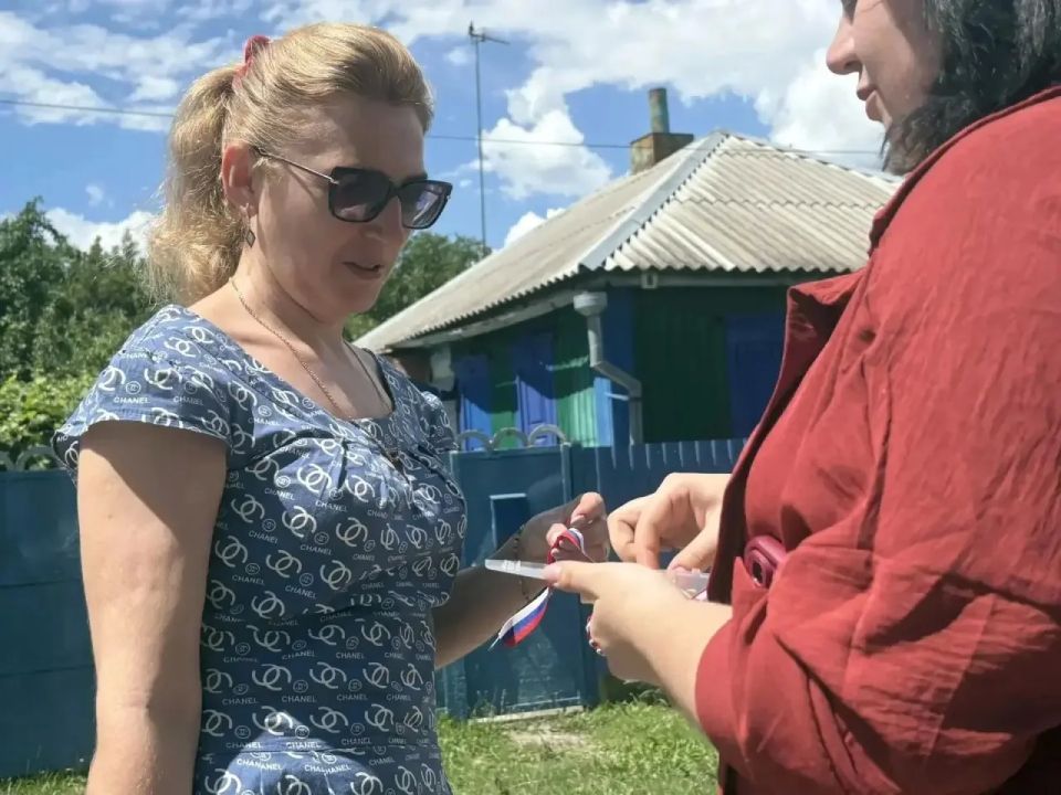 В преддверии празднования Дня России на территории Меловского муниципального округа прошла патриотическая акция: жителям раздавали ленточки в цветах государственного флага В преддверии празднования Дня России на территории Меловского муниципального округа прошла патриотическая акция: жителям раздавали ленточки в цветах государственного флага