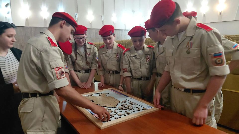 В преддверии Дня России в Краснодонском музее «Молодая гвардия» состоялся юнармейский турнир по скоростной сборке спилс-карты России «Славься Страна! Мы гордимся тобой!»