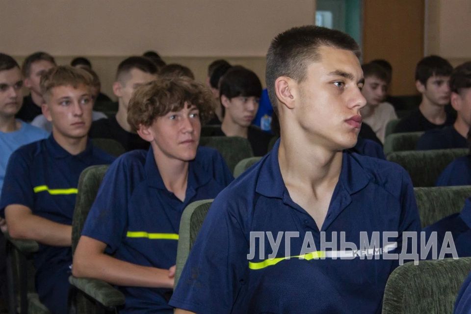 В преддверии празднования Дня России в Луганском государственном училище олимпийского резерва (ЛГУОР) состоялся просмотр фильма «Первый на Олимпе» В преддверии празднования Дня России в Луганском государственном училище олимпийского резерва (ЛГУОР) состоялся просмотр фильма «Первый на Олимпе»