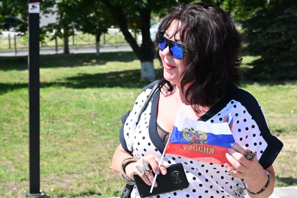 «Я люблю тебя, Россия»: в Брянке поздравили горожан с Днём России «Я люблю тебя, Россия»: в Брянке поздравили горожан с Днём России