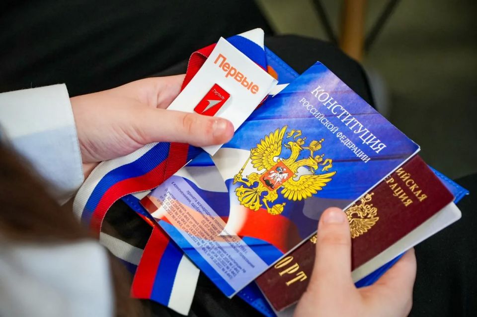 Накануне Дня России свои первые паспорта получили 17 мальчишек и девчонок из столицы республики Накануне Дня России свои первые паспорта получили 17 мальчишек и девчонок из столицы республики
