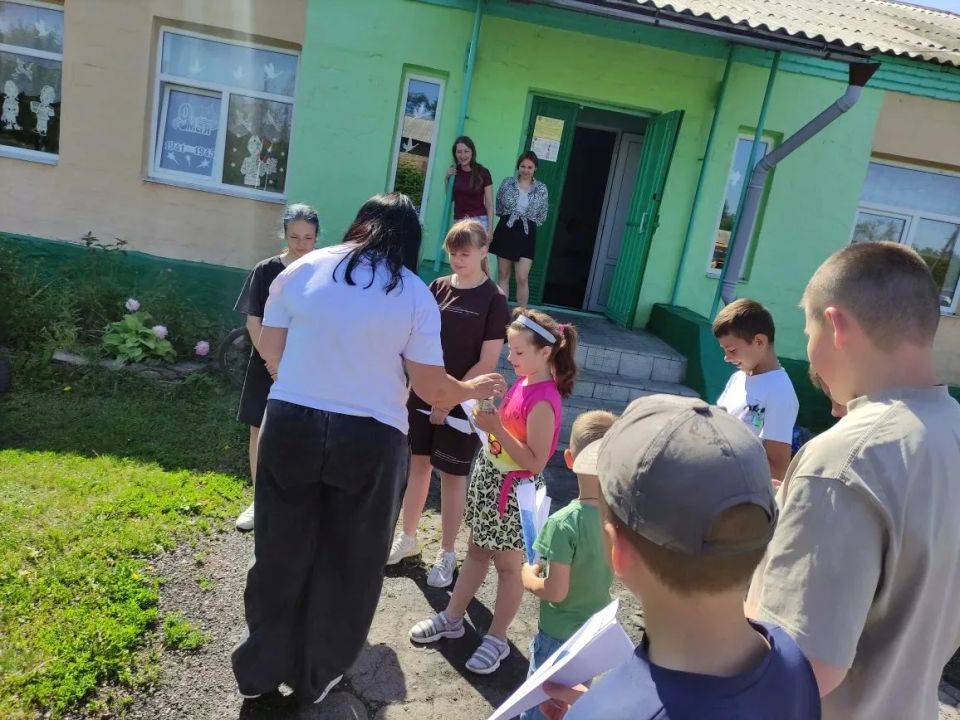 В преддверии празднования Дня России начальник отдела по обеспечению жизнедеятельности пгт Чернухино Виктория Манухина посетила летние лагеря, организованные при школе № 22 и школе № 35 В преддверии празднования Дня России начальник отдела по обеспечению жизнедеятельности пгт Чернухино Виктория Манухина посетила летние лагеря, организованные при школе № 22 и школе № 35