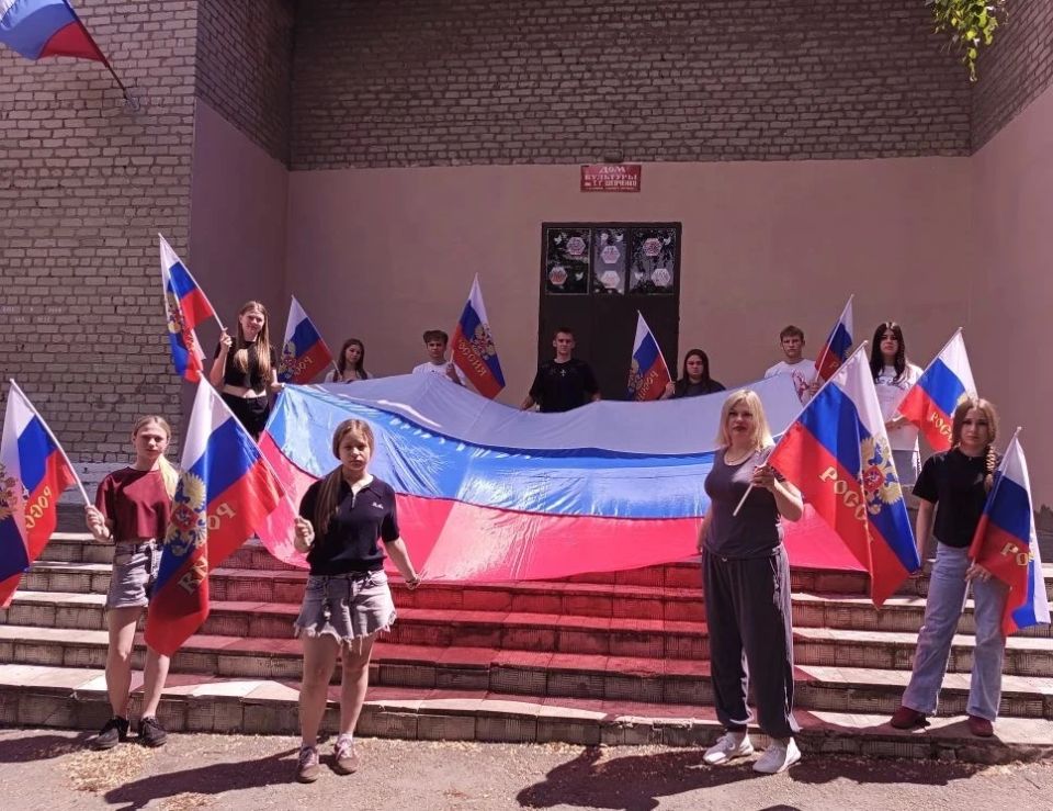 Флешмоб «Мы — Россия». В преддверии празднования Дня России в Доме культуры им. Т. Г. Большекаменка совместно с отделом жизнеобеспечения пгт Кленовый состоялся флешмоб «Мы — Россия»