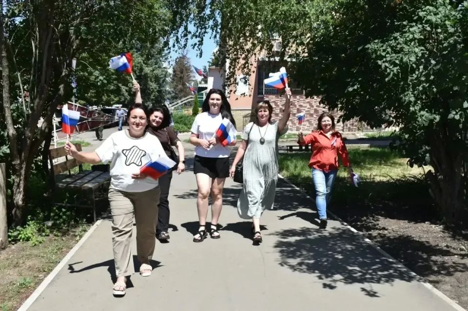 С Днём России!. В рамках празднования Дня России сотрудники отдела культуры, спорта и религии совместно с сотрудниками МБУ «Марковский районный дом культуры» раздали флажки в цвете триколора С Днём России!. В рамках празднования Дня России сотрудники отдела культуры, спорта и религии совместно с сотрудниками МБУ «Марковский районный дом культуры» раздали флажки в цвете триколора