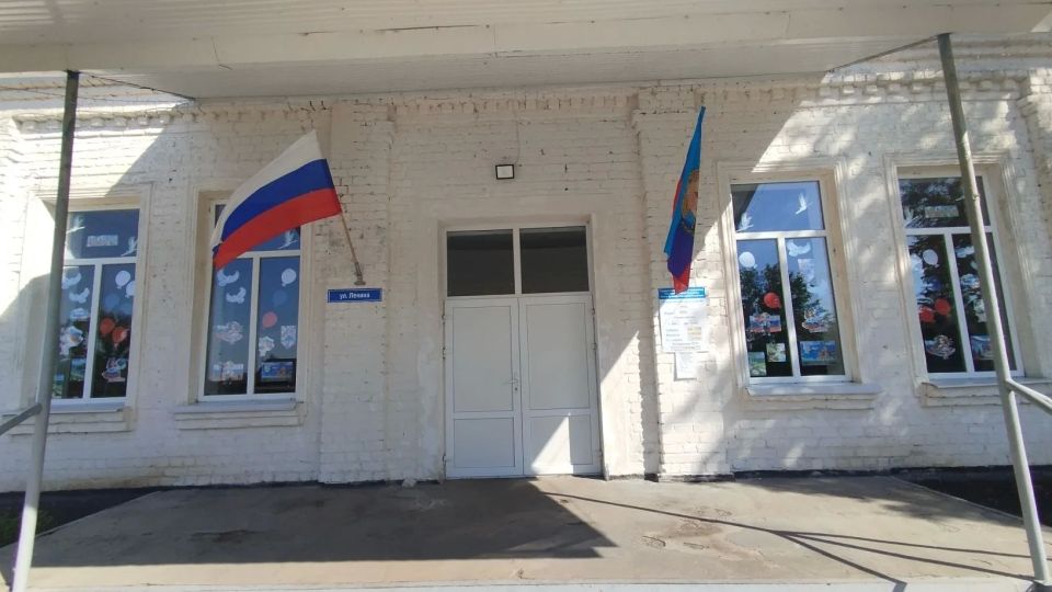 Филиал "Песковский СДК" присоединился к участие во Всероссийской акции «Окна России» и украсили окна учреждения символами нашей Родины Филиал "Песковский СДК" присоединился к участие во Всероссийской акции «Окна России» и украсили окна учреждения символами нашей Родины