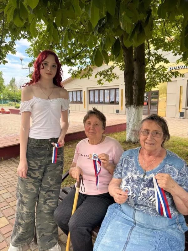 В преддверии Дня России при поддержке Администрации волонтёры Добро.Центра МБУ Центр досуга «Победа» провели праздничную акцию — раздали жителям города ленты и наклейки с символикой праздника