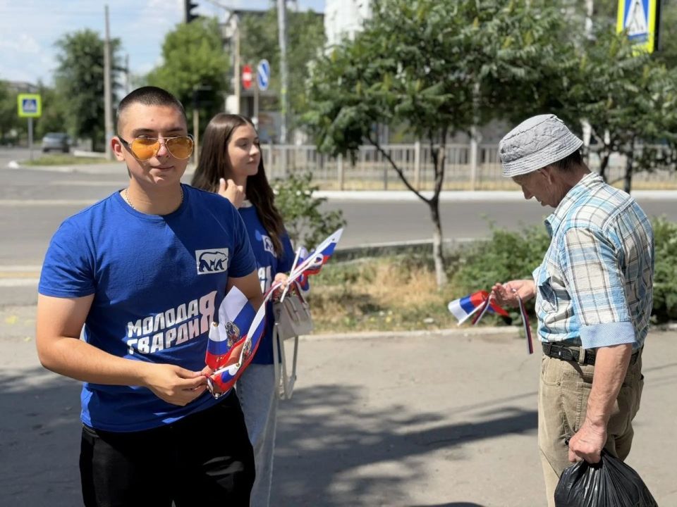 Цвета нашей гордости и единства: в Северодонецке единороссы провели раздачу лент-триколоров в День России Цвета нашей гордости и единства: в Северодонецке единороссы провели раздачу лент-триколоров в День России