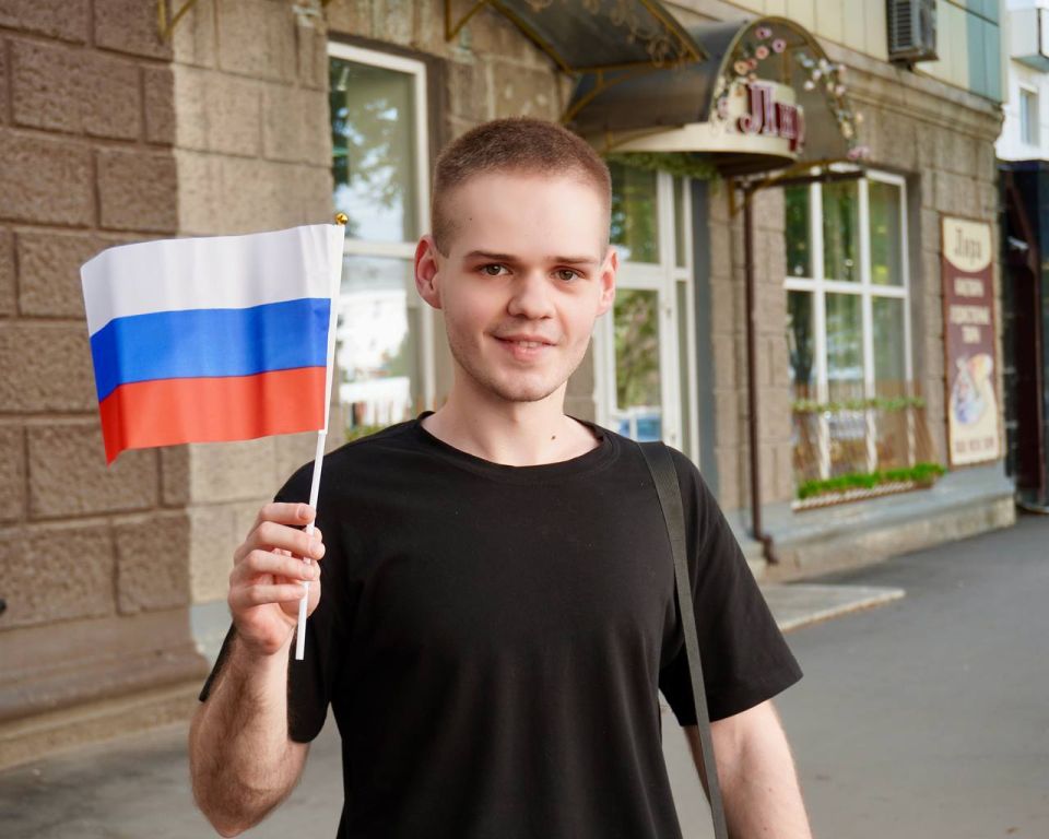 Молодогвардейцы организовали акции по раздаче лент и флагов Российской Федерации Молодогвардейцы организовали акции по раздаче лент и флагов Российской Федерации