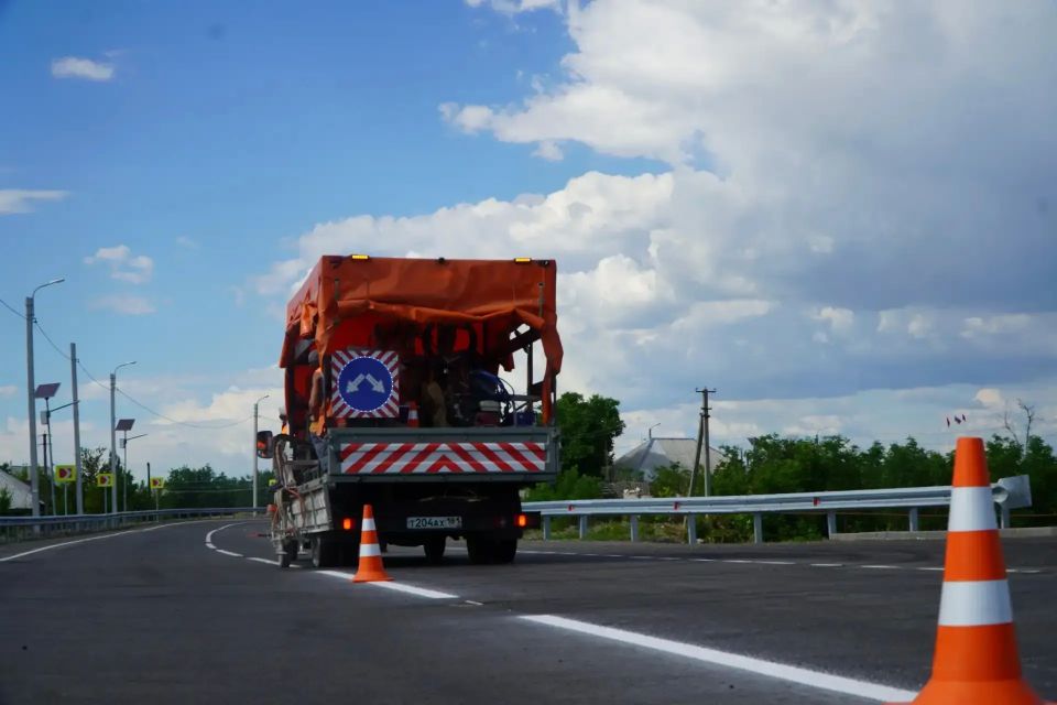 В ЛНР дорожные работы ведутся с опережением графика уже второй год подряд В ЛНР дорожные работы ведутся с опережением графика уже второй год подряд