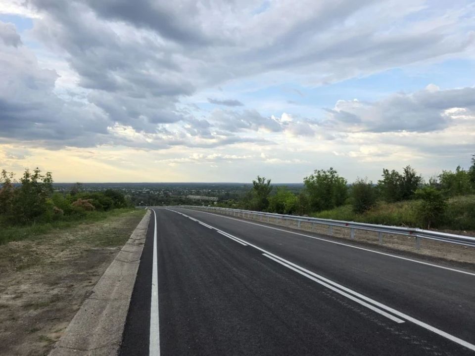 В ЛНР дорожные работы ведутся с опережением графика уже второй год подряд В ЛНР дорожные работы ведутся с опережением графика уже второй год подряд