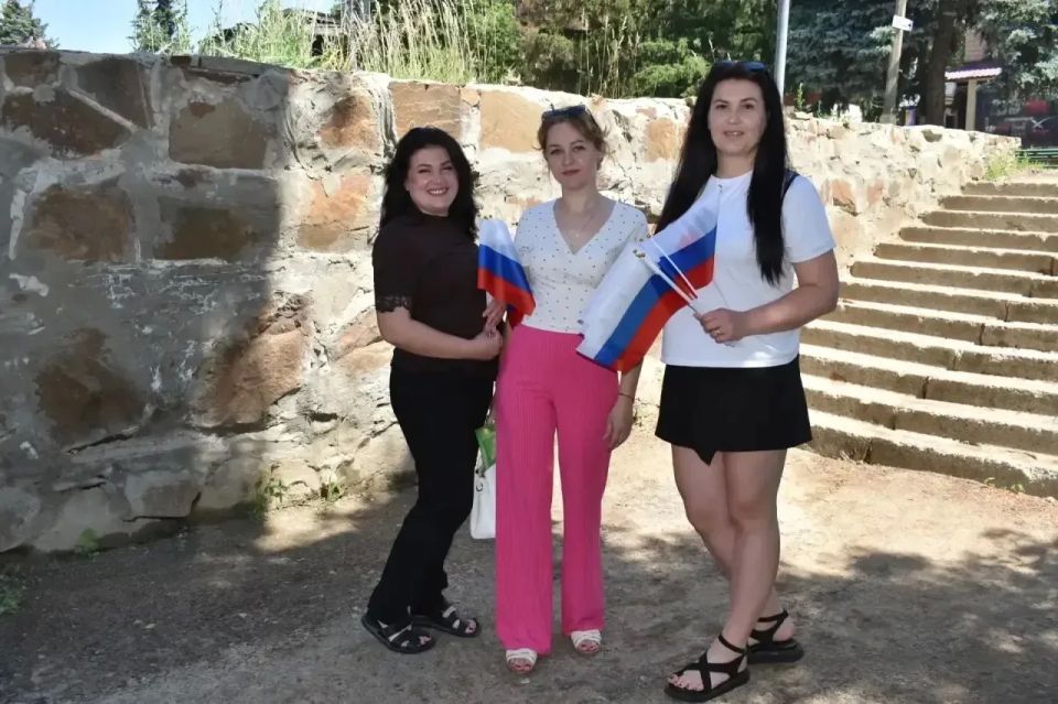 С Днём России!. В рамках празднования Дня России сотрудники отдела культуры, спорта и религии совместно с сотрудниками МБУ «Марковский районный дом культуры» раздали флажки в цвете триколора С Днём России!. В рамках празднования Дня России сотрудники отдела культуры, спорта и религии совместно с сотрудниками МБУ «Марковский районный дом культуры» раздали флажки в цвете триколора