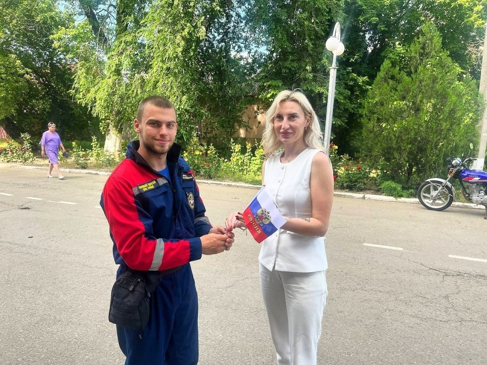 Сегодня добровольцы ССО «Молодогвардеец» ЛугРО ВСКС, студенты Краснодонского факультета инженерии и менеджмента (филиал) ЛГУ им. В. Даля, присоединились к акции «Российский триколор» Сегодня добровольцы ССО «Молодогвардеец» ЛугРО ВСКС, студенты Краснодонского факультета инженерии и менеджмента (филиал) ЛГУ им. В. Даля, присоединились к акции «Российский триколор»