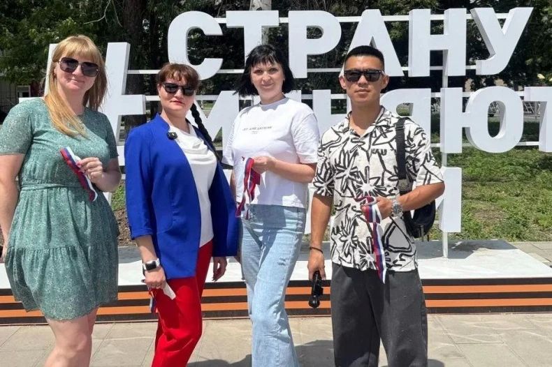 В преддверии Дня России при поддержке Администрации волонтёры Добро.Центра МБУ Центр досуга «Победа» провели праздничную акцию — раздали жителям города ленты и наклейки с символикой праздника В преддверии Дня России при поддержке Администрации волонтёры Добро.Центра МБУ Центр досуга «Победа» провели праздничную акцию — раздали жителям города ленты и наклейки с символикой праздника